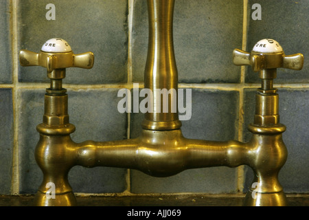 Wasserhähne in Küchenspüle Stockfoto
