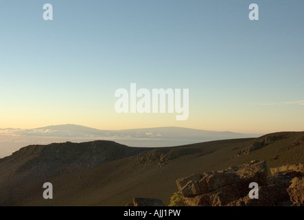 Sunrise (Sonnenaufgang) auf dem Gipfel des Haleakala Vulkan Nationalparks, Maui, Hawaii, mit Big Island in der Ferne Stockfoto