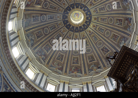 Blickte zu Michelangelo entworfen Kuppel von Sankt Peter s Basilika in der Vatikanstadt Rom Stockfoto