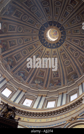 Nachschlagen im Michelangelo entworfen s Kuppel von St. Peter Basilika in der Vatikanstadt Rom Stockfoto