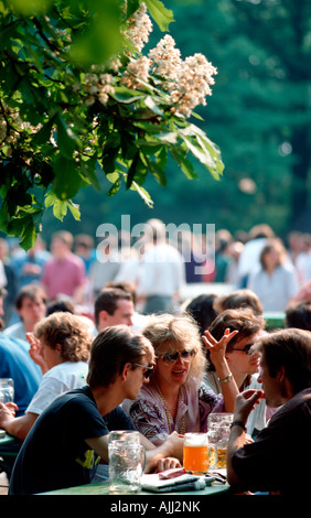 EU DE Deutschland Bayern München bayerische Biergarten am chinesischen Pagada englischen Garten (keine MR) Stockfoto