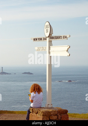 Land's End, Penn-an-Wlas, Touristen Aussichtspunkt, "Wolf Rock" und Longshands Lighthouse in der Ferne auf Carn Bras, Cornwall, England, Großbritannien Stockfoto