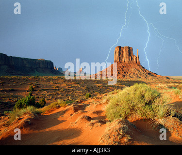 USA - ARIZONA: Lightning über Monument Valley Navajo Tribal Park Stockfoto