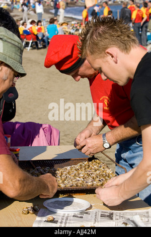 Barbecue am Strand am Fête des Vendanges Banyuls Sur Mer Frankreich vorbereiten Stockfoto