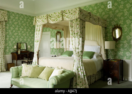 Schlafzimmer mit Bett Schlafzimmereinrichtungen und grün gemusterte Tapeten im irischen Schloss 17. Jahrhundert Stockfoto