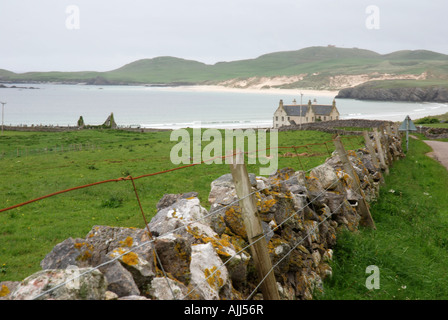 Schaf-Farm und Ruinen der Kirche von Balnakeil mit Strand in Nebel Durness Nord Küste Hochland Schottland Stockfoto