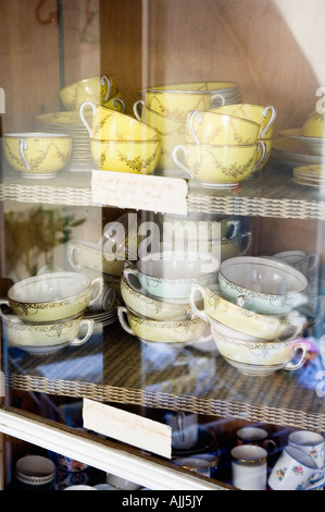 China und Geschirr in Glas fronted Schrank von 17. Jahrhundert irischen Schloss gestapelt Stockfoto