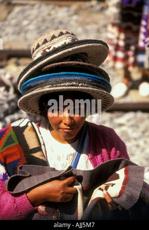 1, 1, peruanische Frau, Quechua Frau, erwachsene Frau, hat Verkäufer, Verkauf Hüte, Bahnhof, Ollantaytambo, Provinz Urubamba, Peru, Südamerika Stockfoto