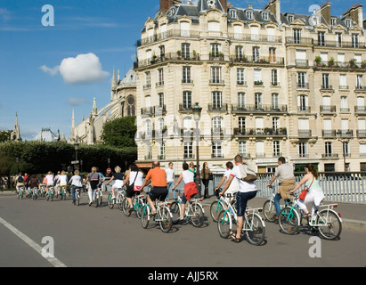 Stadtrundfahrt durch Paris mit dem Fahrrad entlang der Seine Ille De La Cité Stockfoto