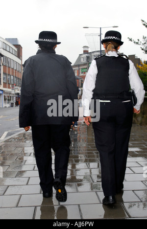 Spezielle Polizistinnen auf dem Schlag in Kingston Town Centre, Kingston-Upon-Thames, Surrey, UK. Stockfoto