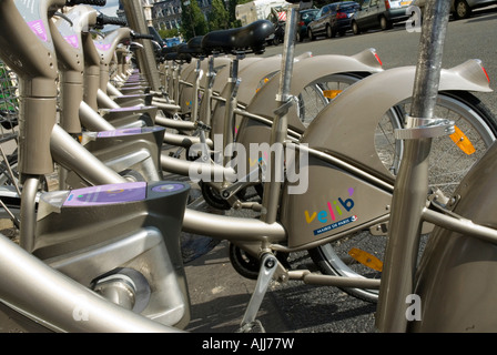 Velib Freiheit Fahrräder unterstützt durch Bürgermeister Mairie de Paris Frankreich Stockfoto