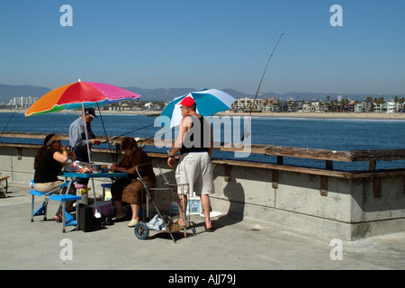 Angeln an der Pier am Venice Beach in Santa Monica Bay California Amerika USA Stockfoto