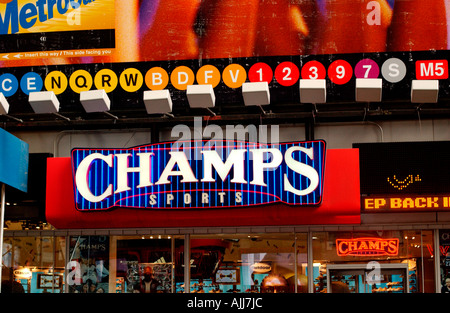 Sportgeschäft / Metro Sign 42nd Street Stockfoto