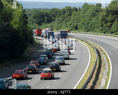 Stau auf der Autobahn M23 Stockfoto