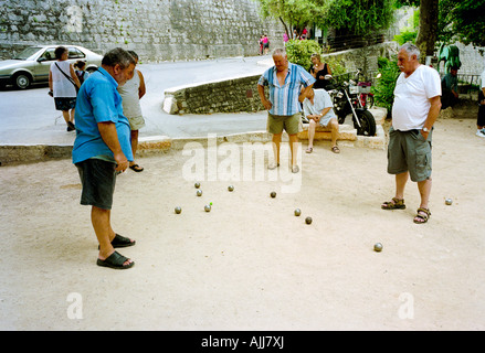 Spieler den Ball Spiel Boule oder Boccia vor einem Café in Saint Paul de Vence Provence Frankreich Stockfoto