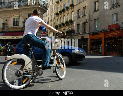 Radfahrer an Kreuzung auf Velib Freiheit Fahrrad unterstützt von Mairie de Paris Frankreich Stockfoto