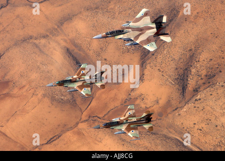 Eine Formation von 2 F16 und eine israelische Luftwaffe F15 Kampfjets fliegen über Judäa Bergen Tote Meer Bereich Stockfoto