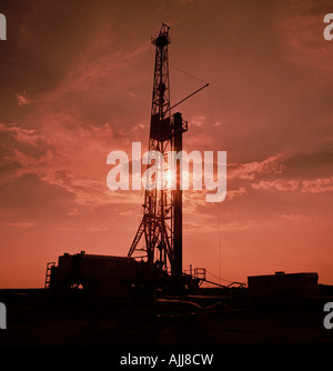 Rabauken betreiben eine Bohranlage an Sonnenuntergang westlichen Kansas Stockfoto