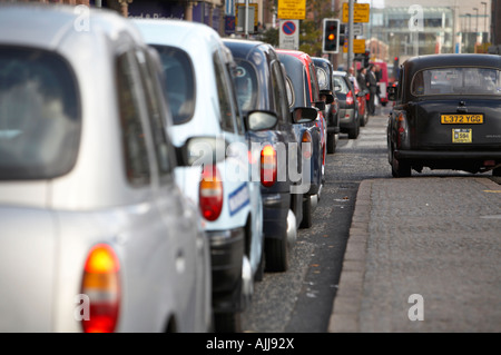 Taxistand mit Reihe von London Stil Mietpferd Wagen Taxis aufgereiht in Belfast City Centre Stockfoto