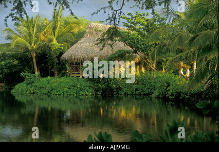 Paar und Strohdach Gast Bungalow am Kona Village Resort Kohala Küste Insel von Hawaii Stockfoto