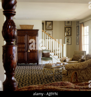Offenes Schlafzimmer mit Kleiderschrank, Sitzecke und geschnitzten Bett Plakat Stockfoto