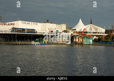 Die Marine Lake, Southport, Swowing der Binnenschifffahrt Ende des Piers. Stockfoto