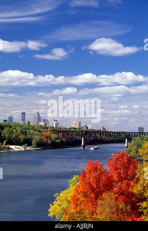 MISSISSIPPI RIVER UND DIE SKYLINE VON MINNEAPOLIS, MINNESOTA AN EINEM SCHÖNEN HERBSTTAG. Stockfoto