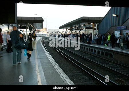 London Bridge Zug Bahnhof Rush-Hour Stockfoto