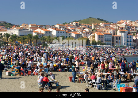 Mittagessen am Strand am Fête des Vendanges Banyuls Sur Mer, Frankreich Stockfoto