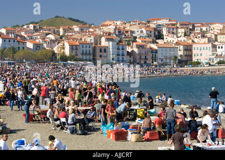 Mittagessen am Strand am Fête des Vendanges Banyuls Sur Mer, Frankreich Stockfoto