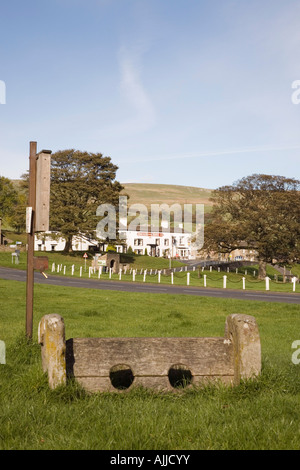 Alte traditionelle Holzschäfte am Dorfanger in Wensleydale Yorkshire Dales National Park. Bainbridge North Yorkshire England UK Stockfoto