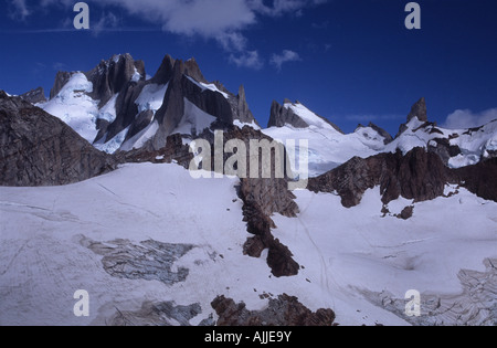 Blick vom Cerro Electrico hinter dem Gipfel Mt Fitzroy von Glaciar Pollone und Aguja Pollone nach rechts, Patagonien, Argentinien Stockfoto