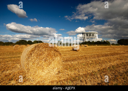 Heuballen von Lovell Radioteleskop Jodrell Bank Cheshire UK Stockfoto