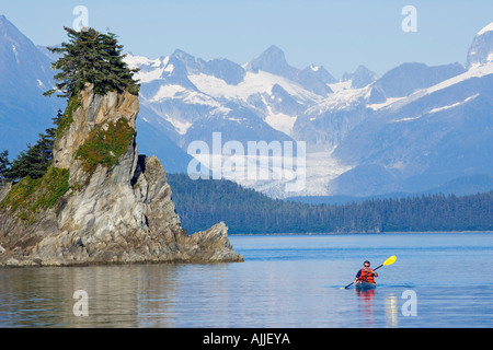 Kajakfahrer Meer in Lynn Canal in der Nähe von felsigen Küste w Herbert Glacier Hintergrund Southeast Alaska Stockfoto