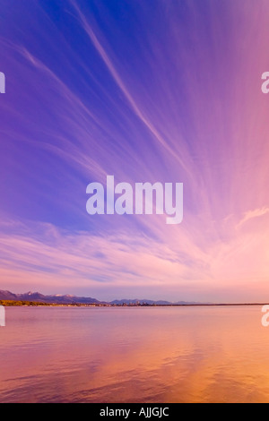 Ansicht von Anchorage über Knik Arm in der Nähe von sunset w Alpenglühen Cirrus Wolken Yunan Alaska Herbst Stockfoto