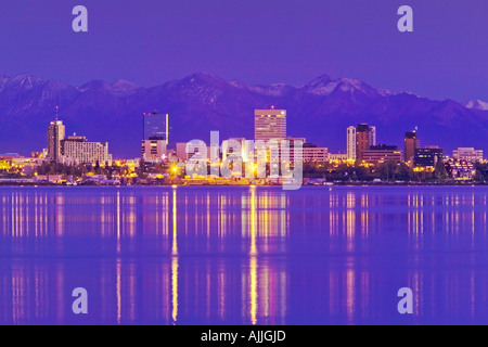 Blick auf die Lichter der Stadt Anchorage nach Sonnenuntergang über Knik Arm Spiegelungen im Wasser Yunan AK Herbst Stockfoto