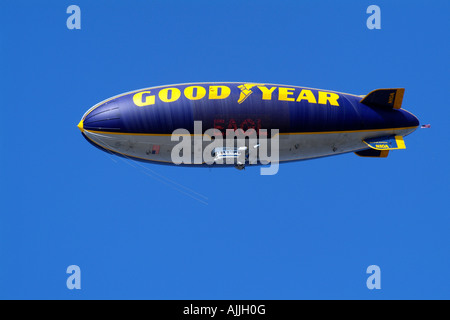 Goodyear-Luftschiff-Luftschiff Spirit of America im Flug Kalifornien USA Registrierung Nummer N10A Stockfoto