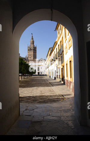 La Giralda Turm der Kathedrale von Sevilla im Torbogen umrahmt Stockfoto