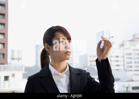 Junge Frau, die raucht Stockfoto