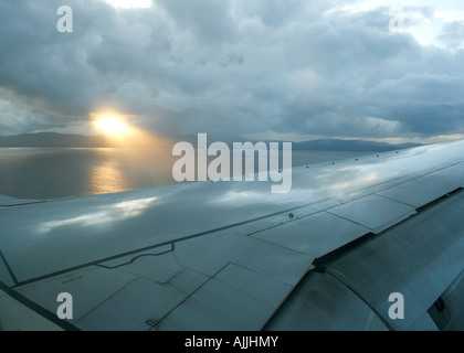 Flugzeug über Lough Foyle kommen in Nordirland Derry City Flughafen landen Stockfoto