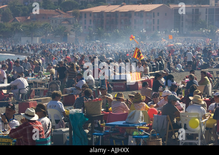 Mittagessen am Strand am Fête des Vendanges Banyuls Sur Mer, Frankreich Stockfoto