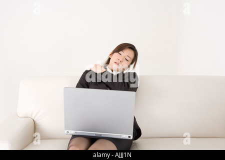 Junge Frau am Computer arbeiten Stockfoto