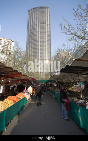 Tour de Montparnasse und Markt Stockfoto