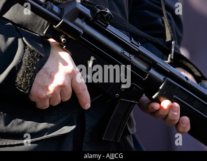 Eine Nahaufnahme von einem bewaffneten Metropolitan Policemans Maschinengewehr Stockfoto