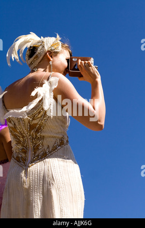 Hübsche Flapper Girl einen Film zu machen, mit einer alten Kamera Stockfoto