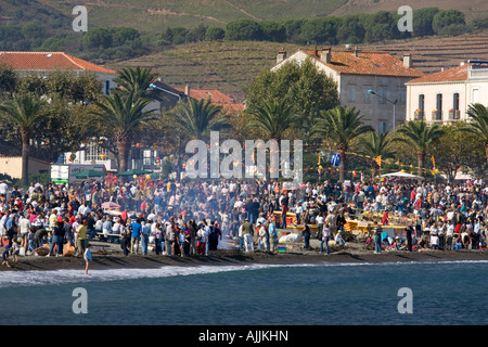 Mittagessen am Strand am Fête des Vendanges Banyuls Sur Mer, Frankreich Stockfoto