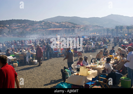 Mittagessen am Strand am Fête des Vendanges Banyuls Sur Mer, Frankreich Stockfoto