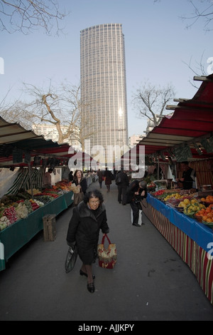 Tour de Montparnasse und Markt Stockfoto