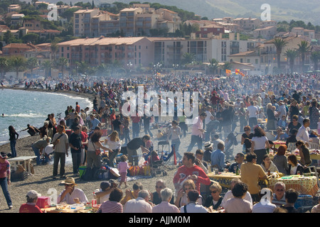 Mittagessen am Strand am Fête des Vendanges Banyuls Sur Mer, Frankreich Stockfoto