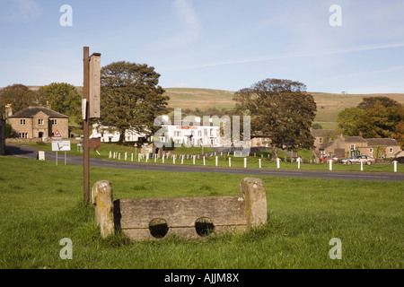 Alte traditionelle Holzschäfte am Dorfanger in Yorkshire Dales National Park. Bainbridge Wensleydale Yorkshire England UK Stockfoto